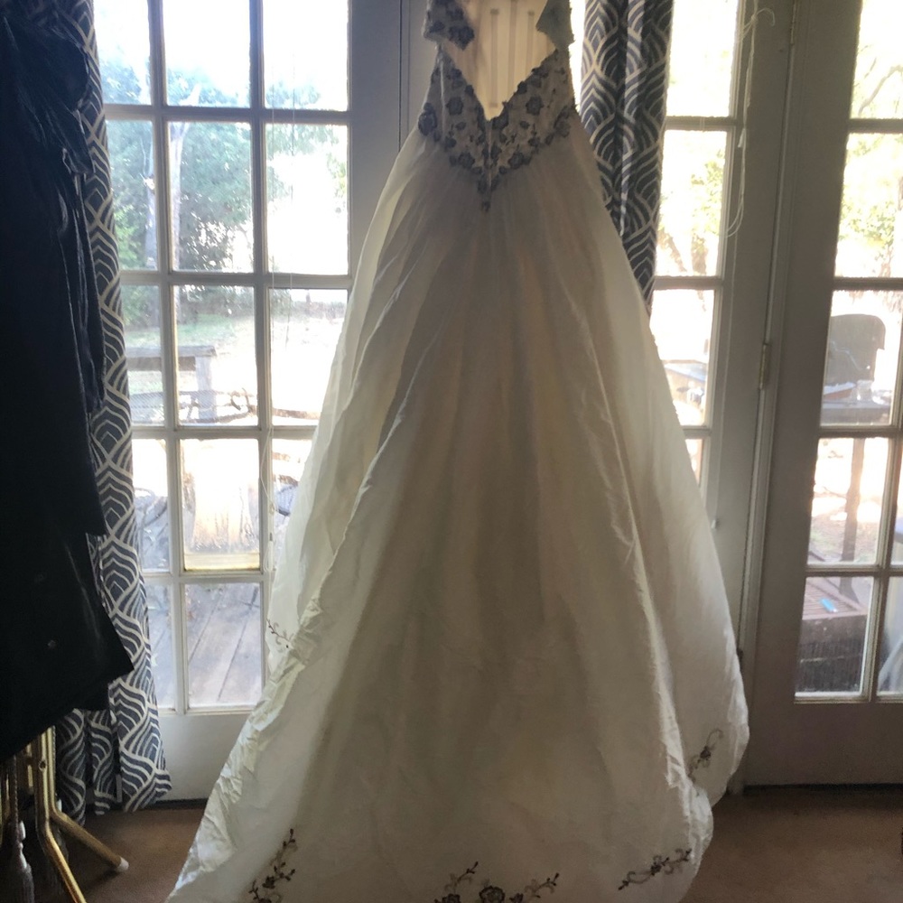 Wedding dress - Picture 7 of 8